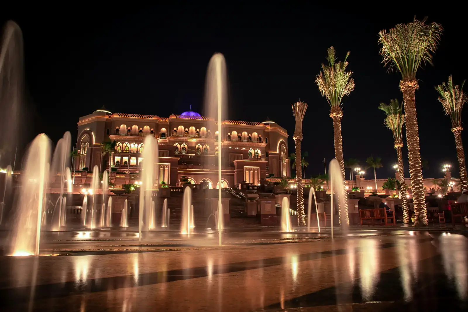 Hotel de luxo iluminado à noite
