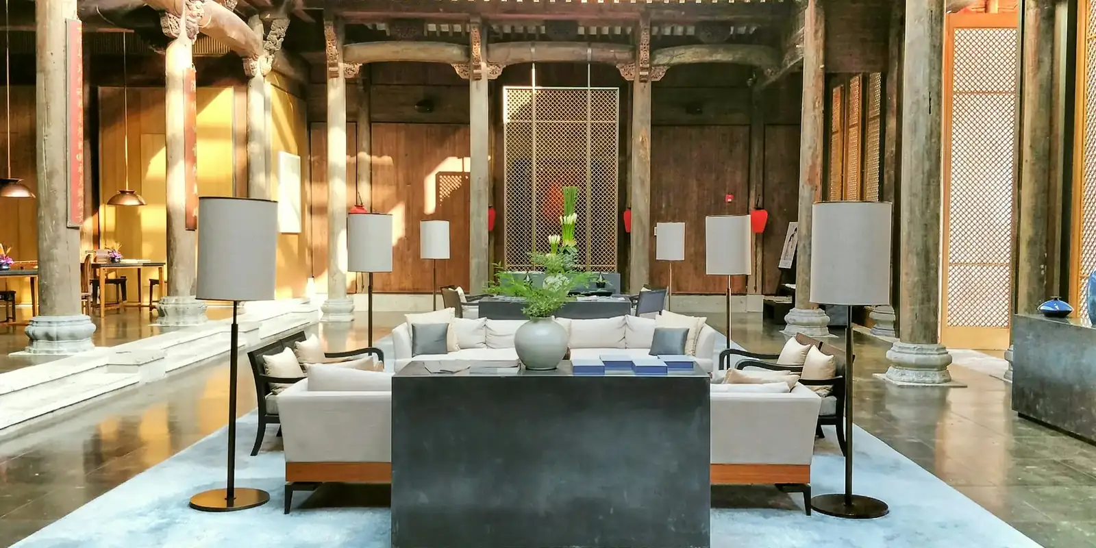 Lounge elegante de hotel com poltronas e luz natural