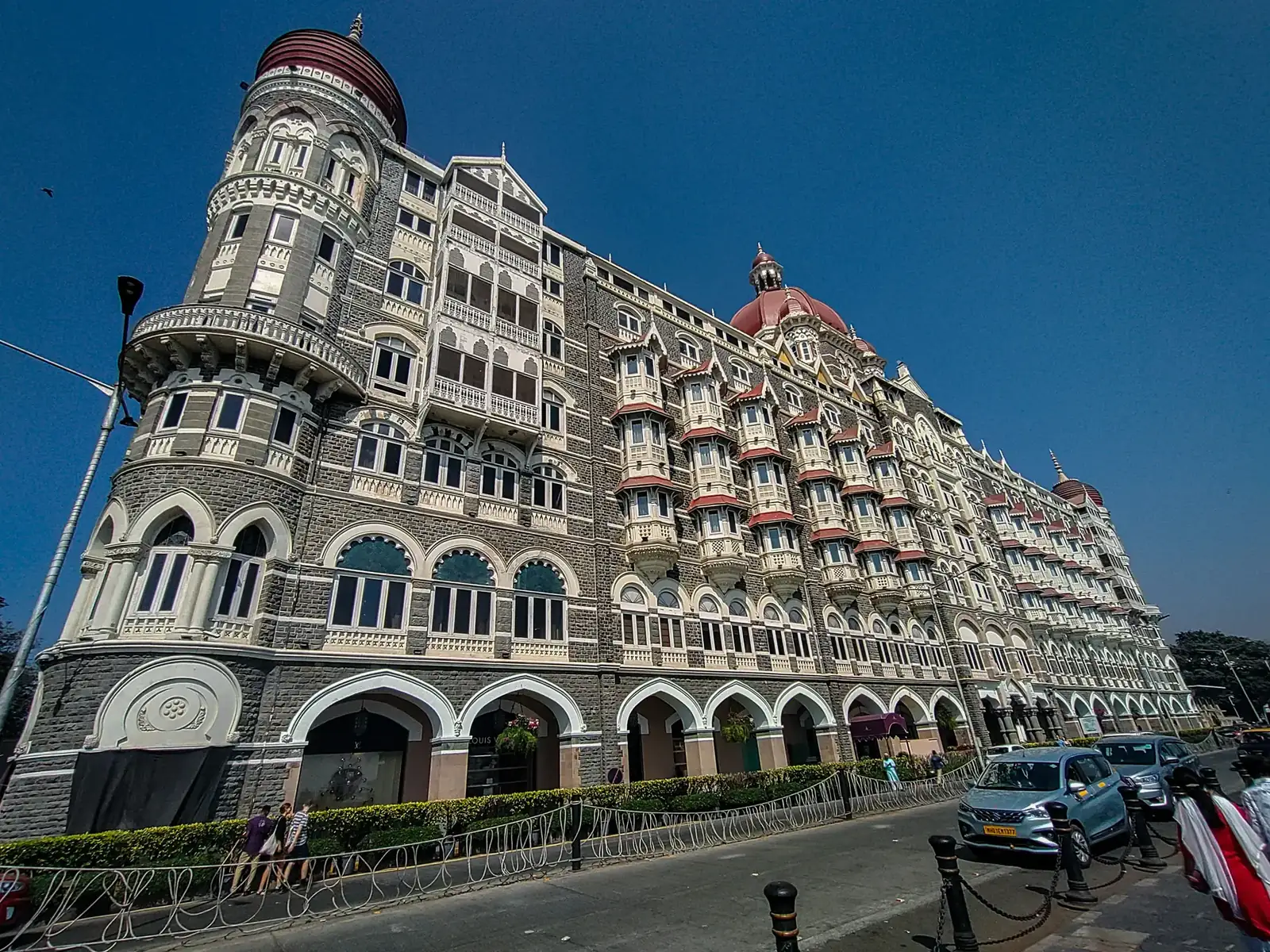 Fachada imponente de hotel de alto padrão